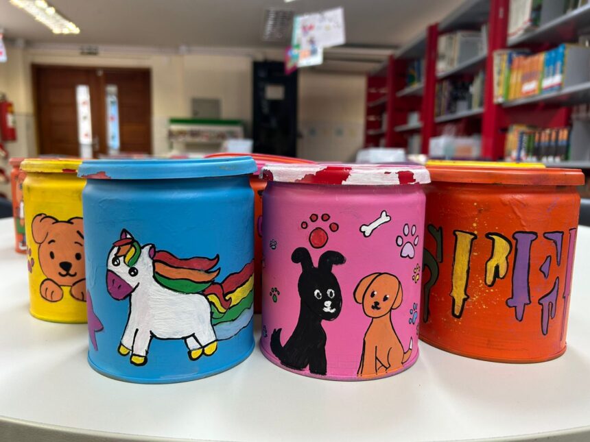 alunos com altas habilidades de escola publica de Vitória reunidos na abertura da exposição no TJES
