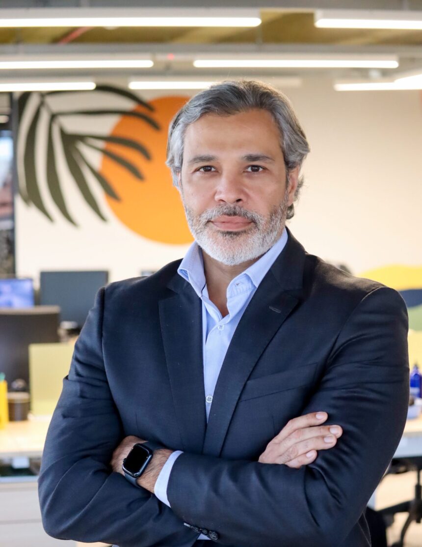 Antonio Toledo em foto oficial de divulgação de seu novo ciclo profissional e livro.
