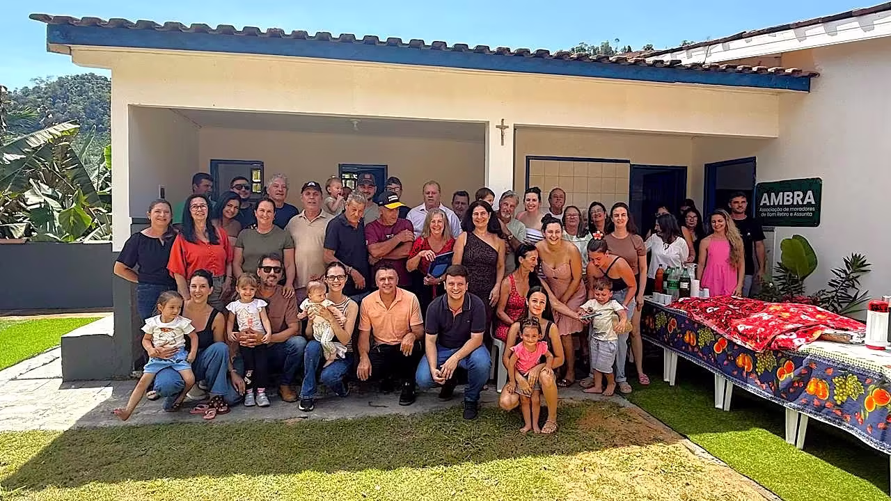 Assunta e Bom Retiro com moradores reunidos na inauguração da academia popular e sede em Alfredo Chaves