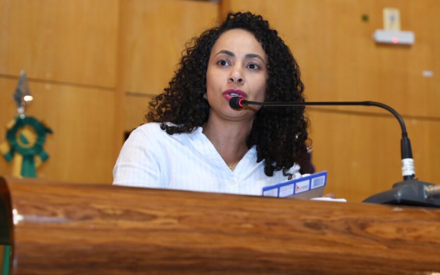 Camila Valadão, deputada estadual, durante discurso na Assembleia Legislativa.