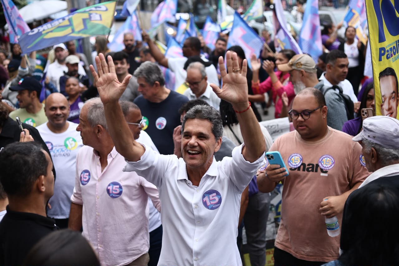 Caminhada Ricardo Ferraço reunindo apoiadores e eleitores em rua de Cachoeiro de Itapemirim.