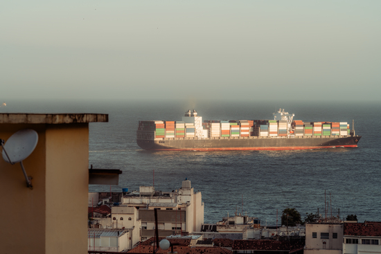 Comércio exterior no ES com navio cargueiro e operações aduaneiras de importação e exportação