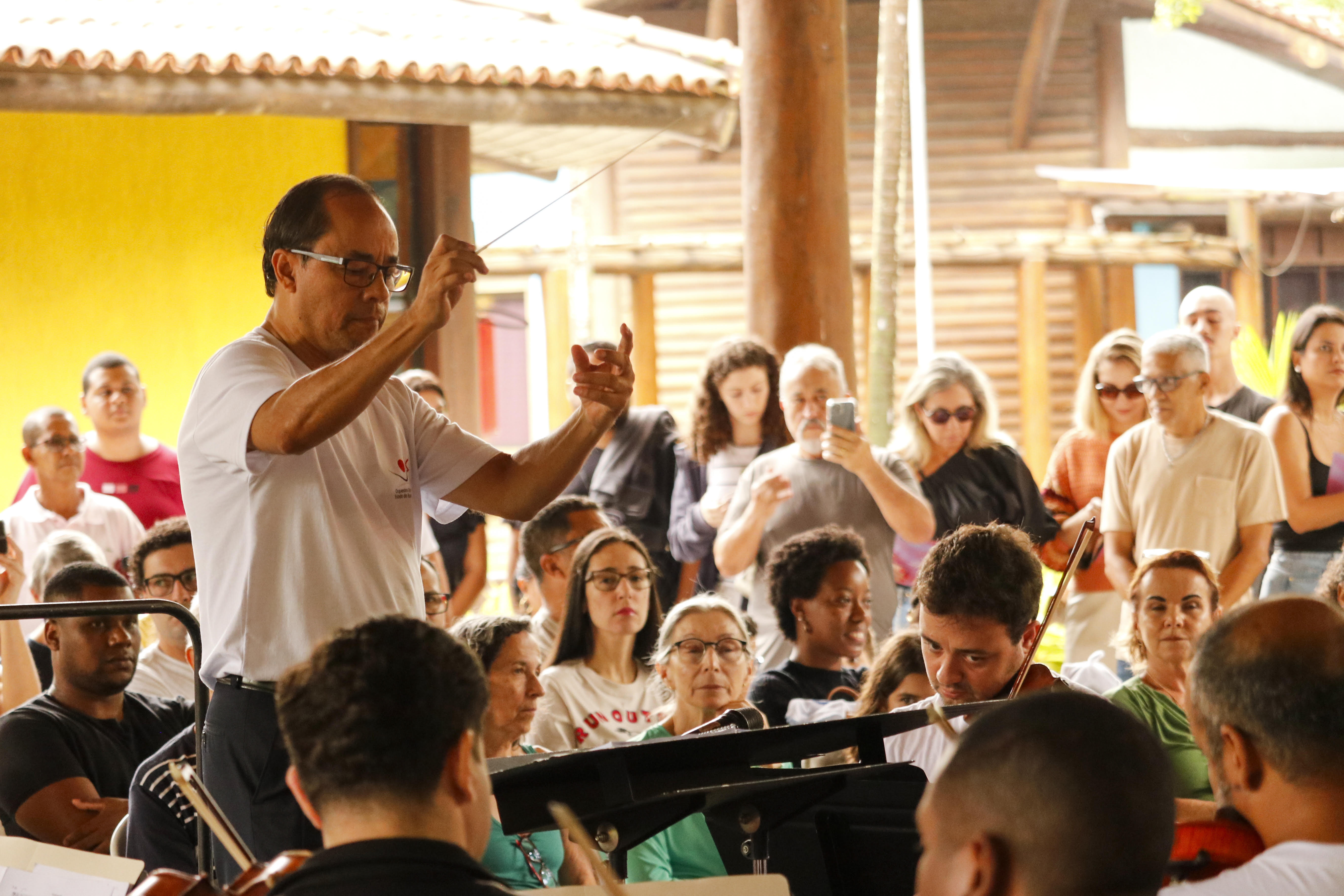Dia das Crianças no Parque Aberto assistindo apresentação cultural em Vila Velha
