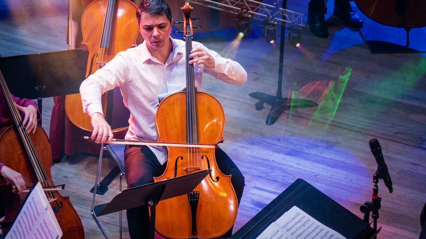 Músico participa do encontro nacional de violoncelistas realizado pela Fames em Vitória.