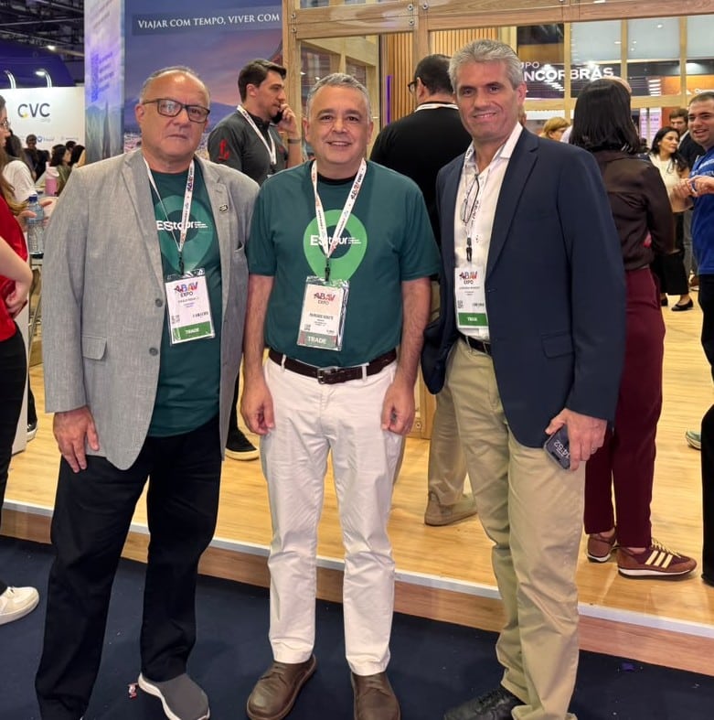 Diretores da Cooptures anunciam as datas do evento ESTOUR 2027 durante a ABAV Expo.