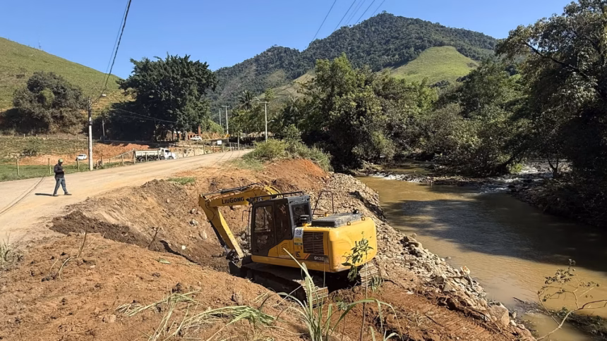 Estrada do Gaviao em obras de alargamento e pavimentacao em Alfredo Chaves Espirito Santo.