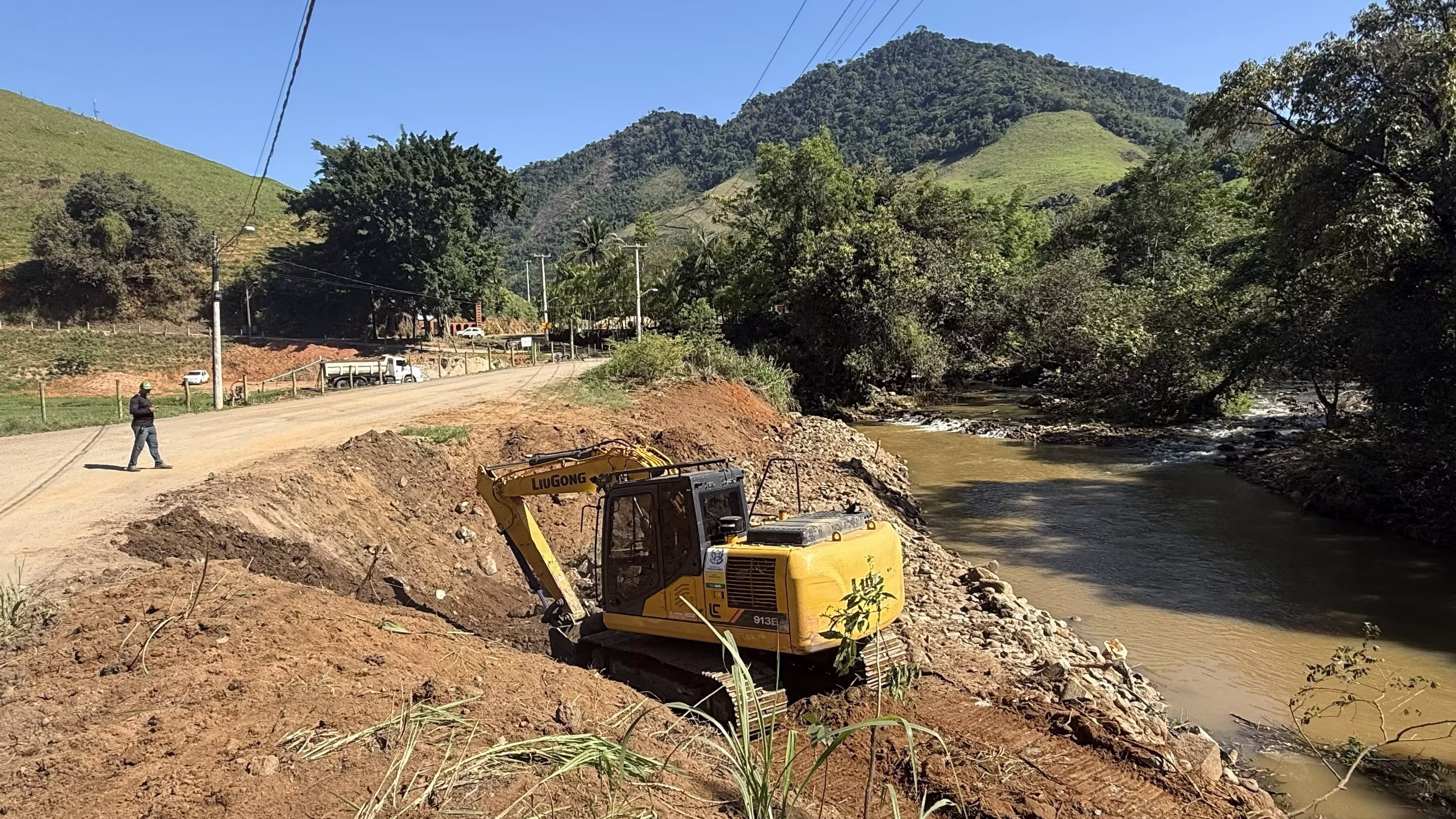 Estrada do Gaviao em obras de alargamento e pavimentacao em Alfredo Chaves Espirito Santo.