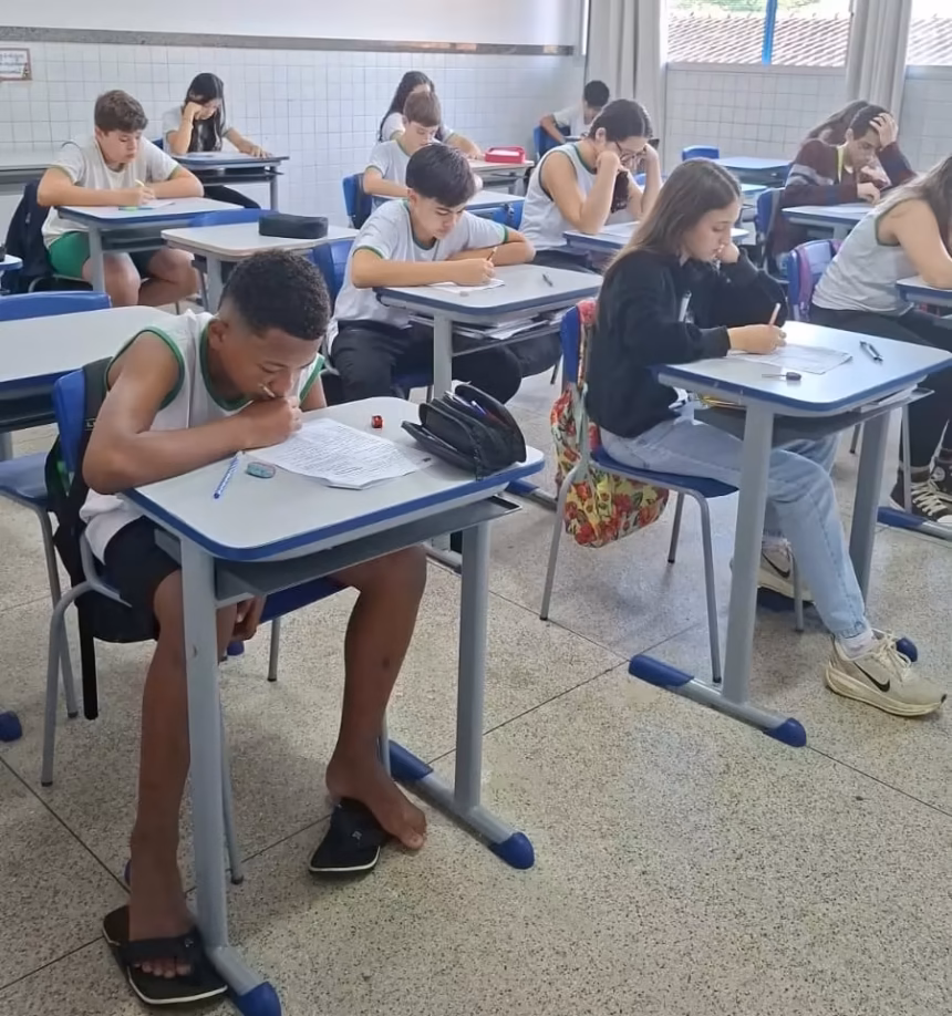 Estudantes de Alfredo Chaves reunidos na escola comemorando as medalhas conquistadas na OLITEF 2026.