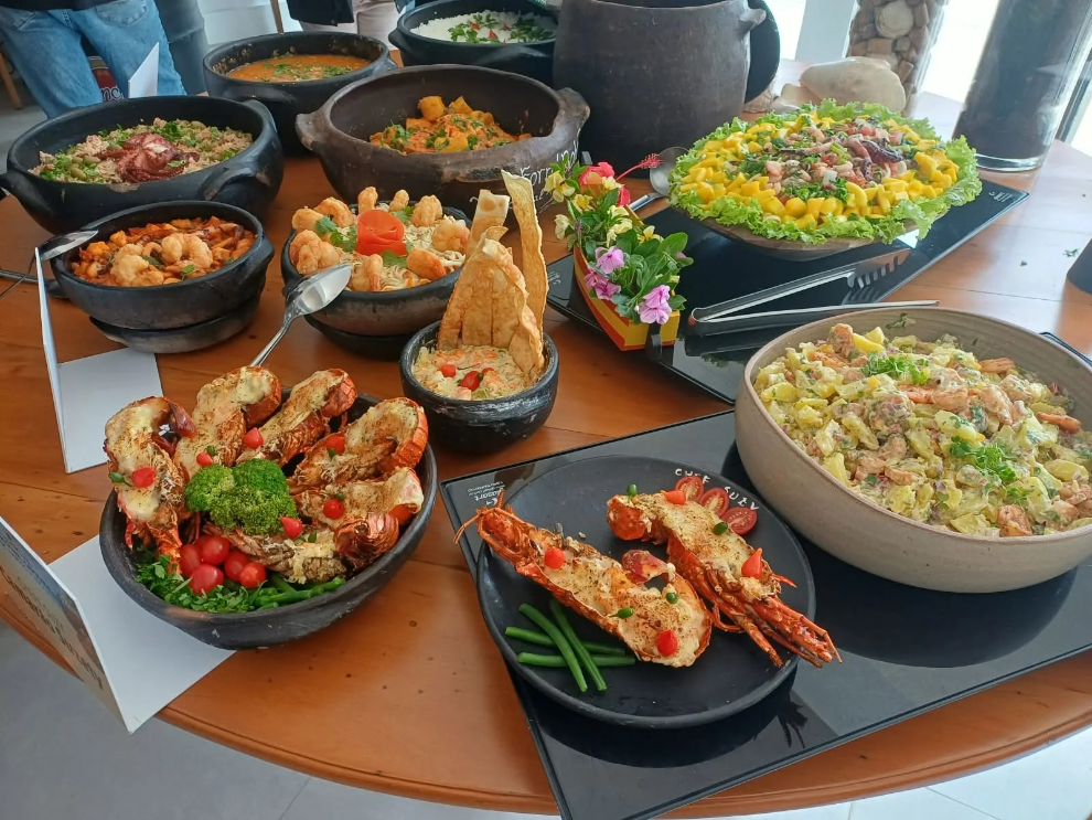 Festival Capixaba de Frutos do Mar em Iriri atrai turistas com gastronomia e cultura.