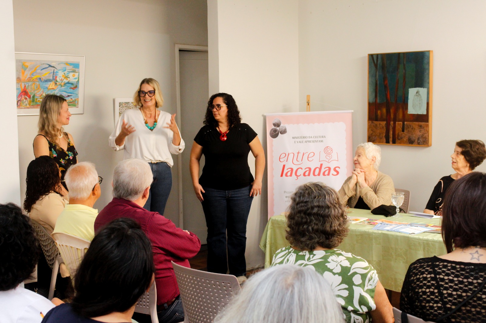 Festival Entrelaçadas reúne literatura, crochê e música na Casa Cultural Maria José Menezes, em Vitória.