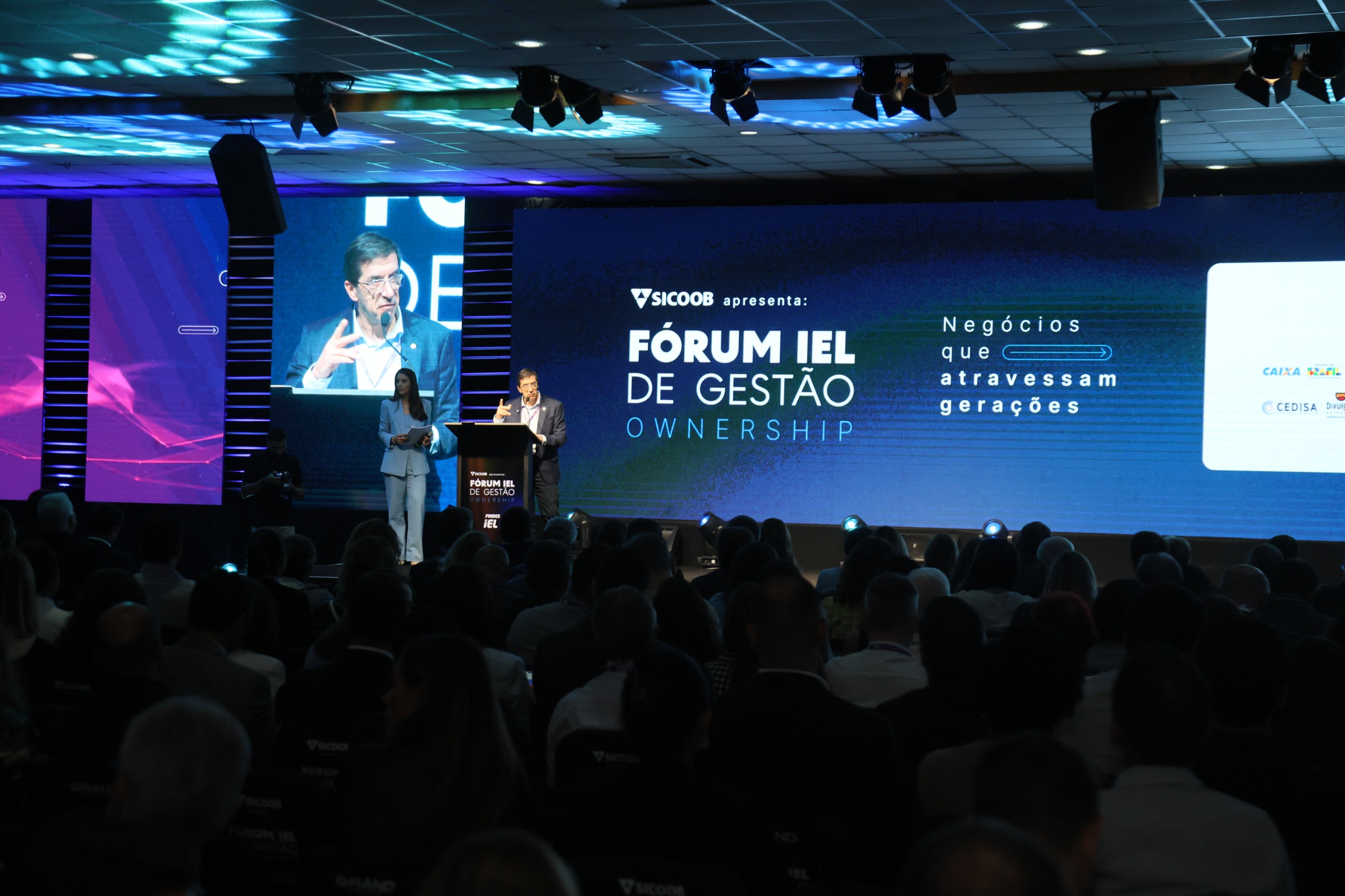 Fórum IEL de Gestão realizado no Centro de Convenções de Vitória com painel sobre liderança e inteligência artificial.