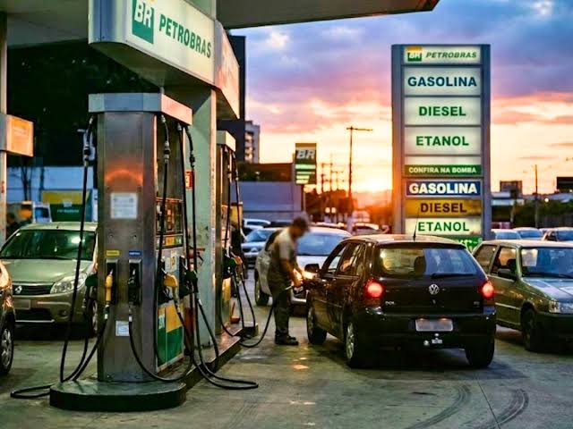 Gasolina e diesel: veículos abastecendo em posto de combustível após medida de redução de impostos.