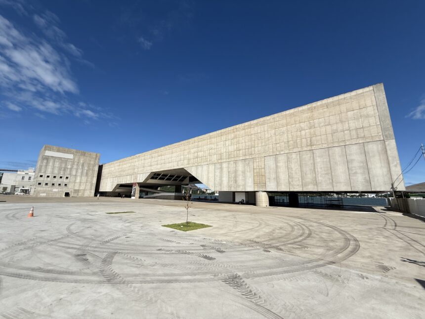 Cais das Artes recebe nova temporada de exposições gratuitas na Enseada do Suá em Vitória.
