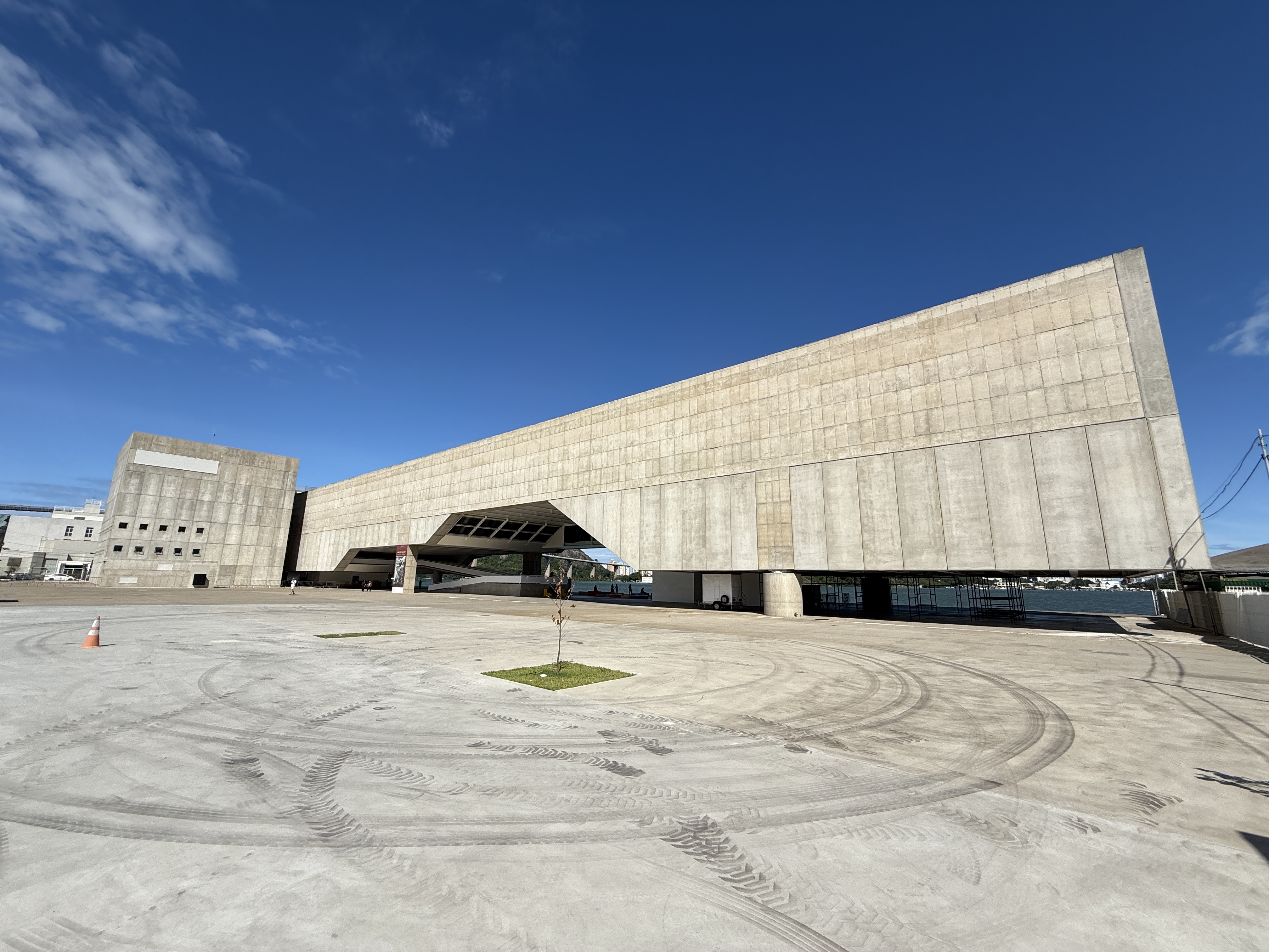 Cais das Artes recebe nova temporada de exposições gratuitas na Enseada do Suá em Vitória.