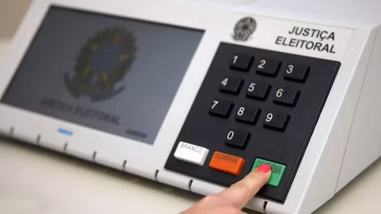 Cabine eleitoral do TRE-ES para orientações da Justiça Eleitoral sobre a votação com o título de eleitor em situação regular.