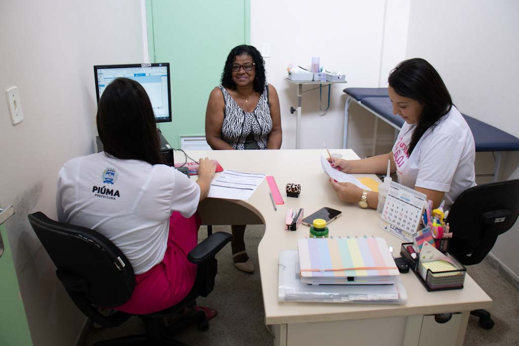 Outubro Rosa em Piúma: cartaz de divulgação dos serviços gratuitos de saúde na Escola Lacerda de Aguiar.