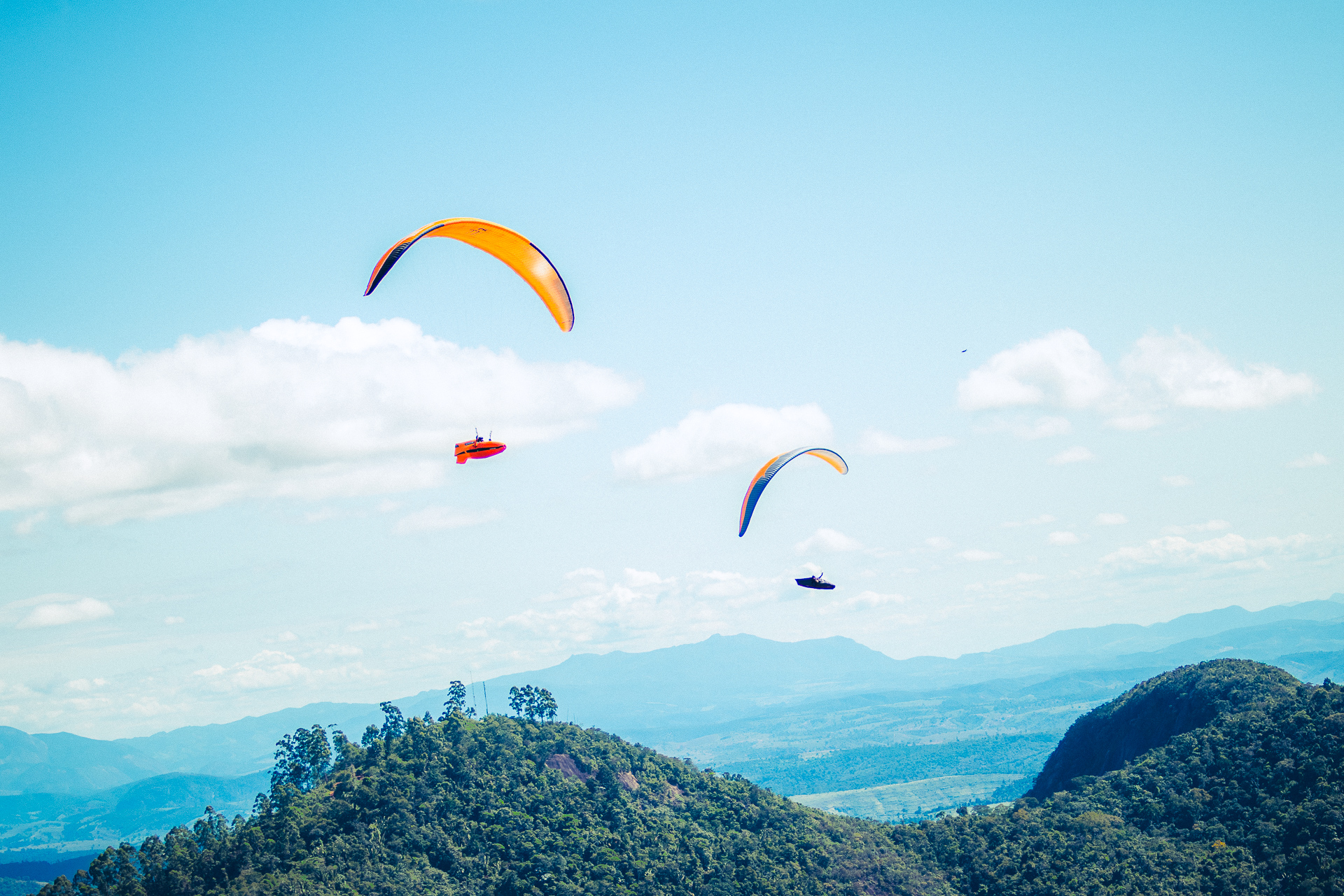 Parapente em preparação na Rampa do Monjolo durante a Copa do Mundo de Voo Livre em Baixo Guandu Espírito Santo.