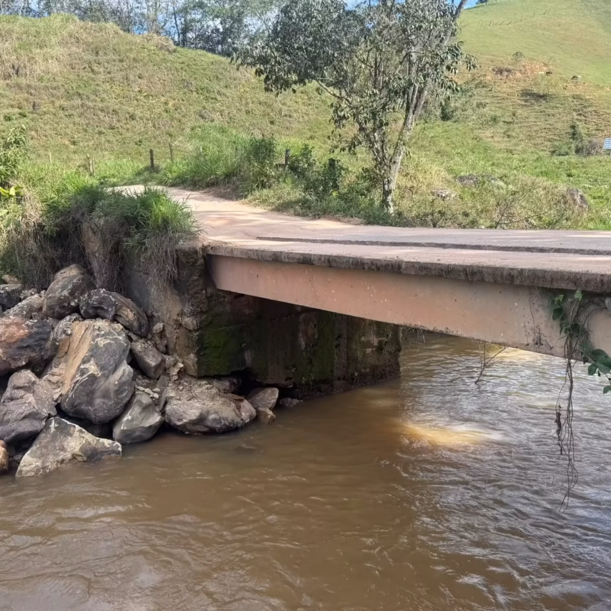 Placa de sinalização interditando a Ponte de Alfredo Chaves para o tráfego de veículos pesados.