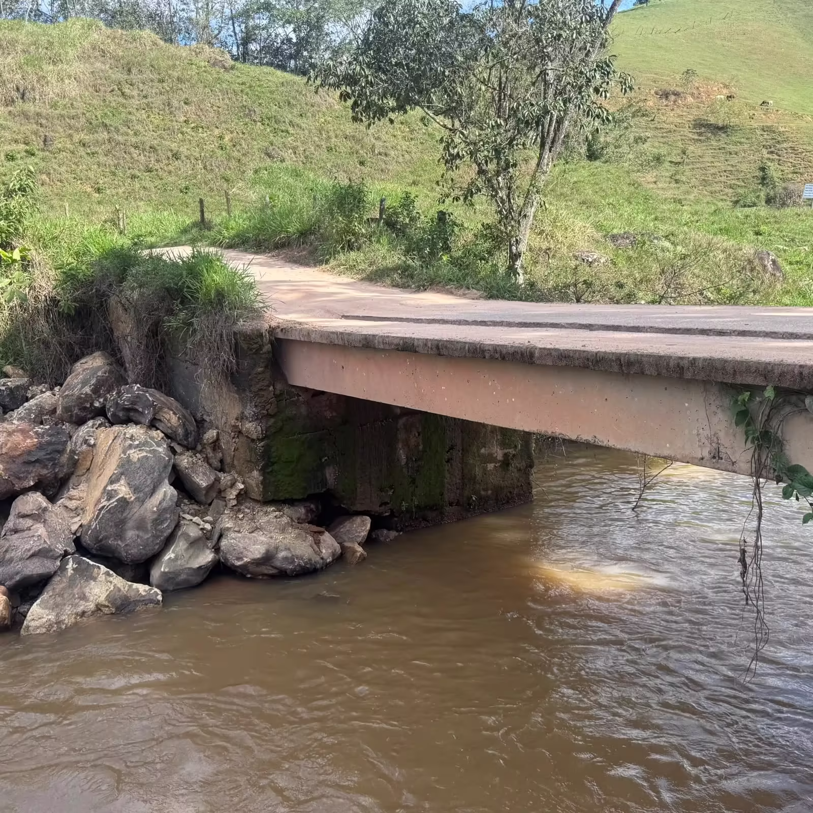 Placa de sinalização interditando a Ponte de Alfredo Chaves para o tráfego de veículos pesados.