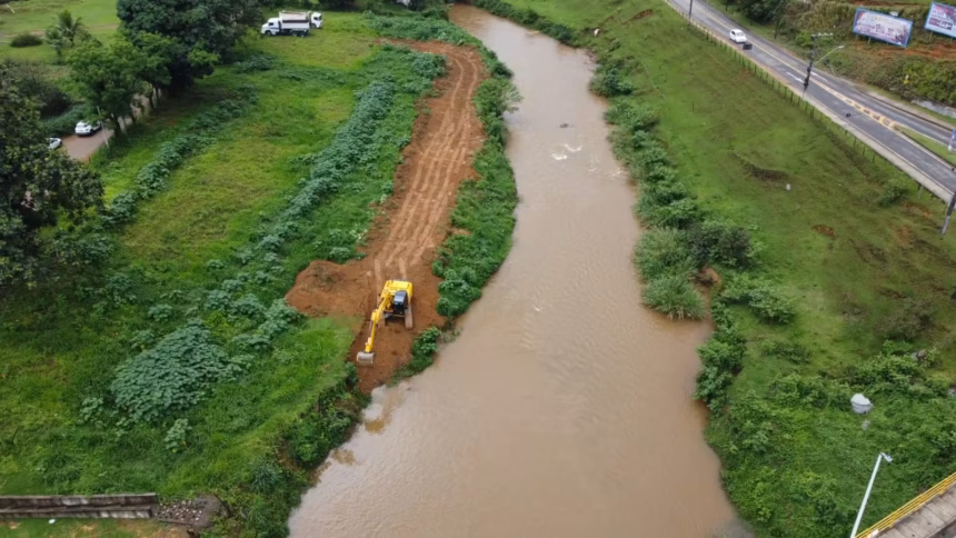 Prefeitura de Alfredo Chaves inicia desassoreamento do Rio Benevente com máquinas pesadas na água