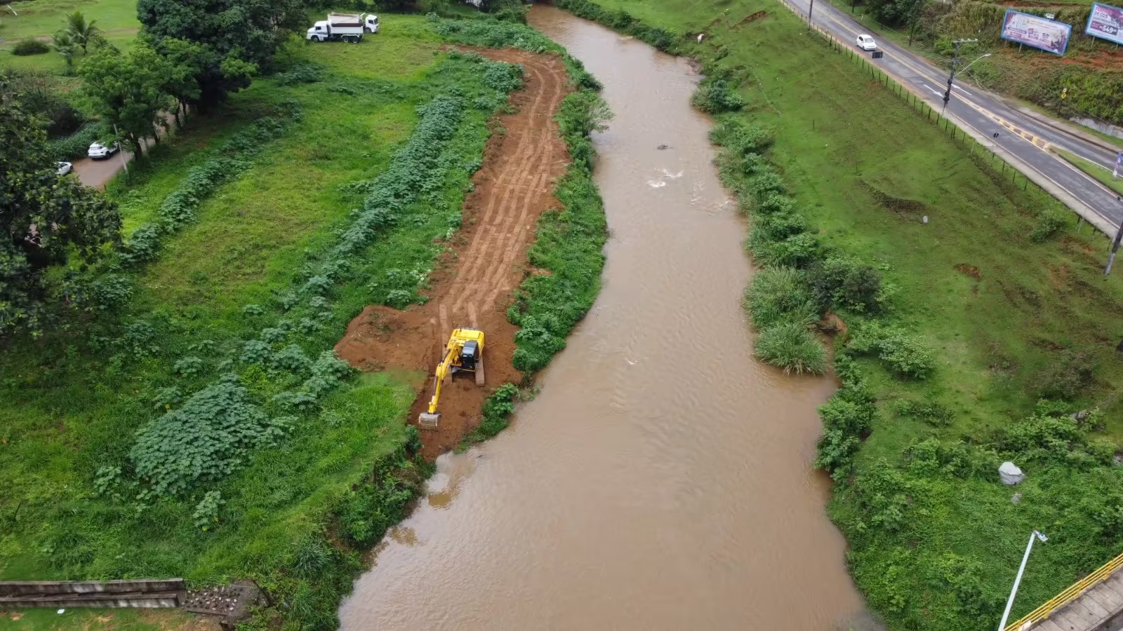 Prefeitura de Alfredo Chaves inicia desassoreamento do Rio Benevente com máquinas pesadas na água