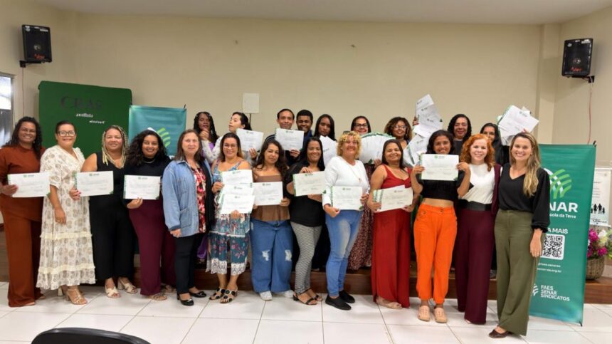 Moradores de Anchieta recebem certificados de qualificação profissional em cerimônia da Prefeitura com o SENAR.