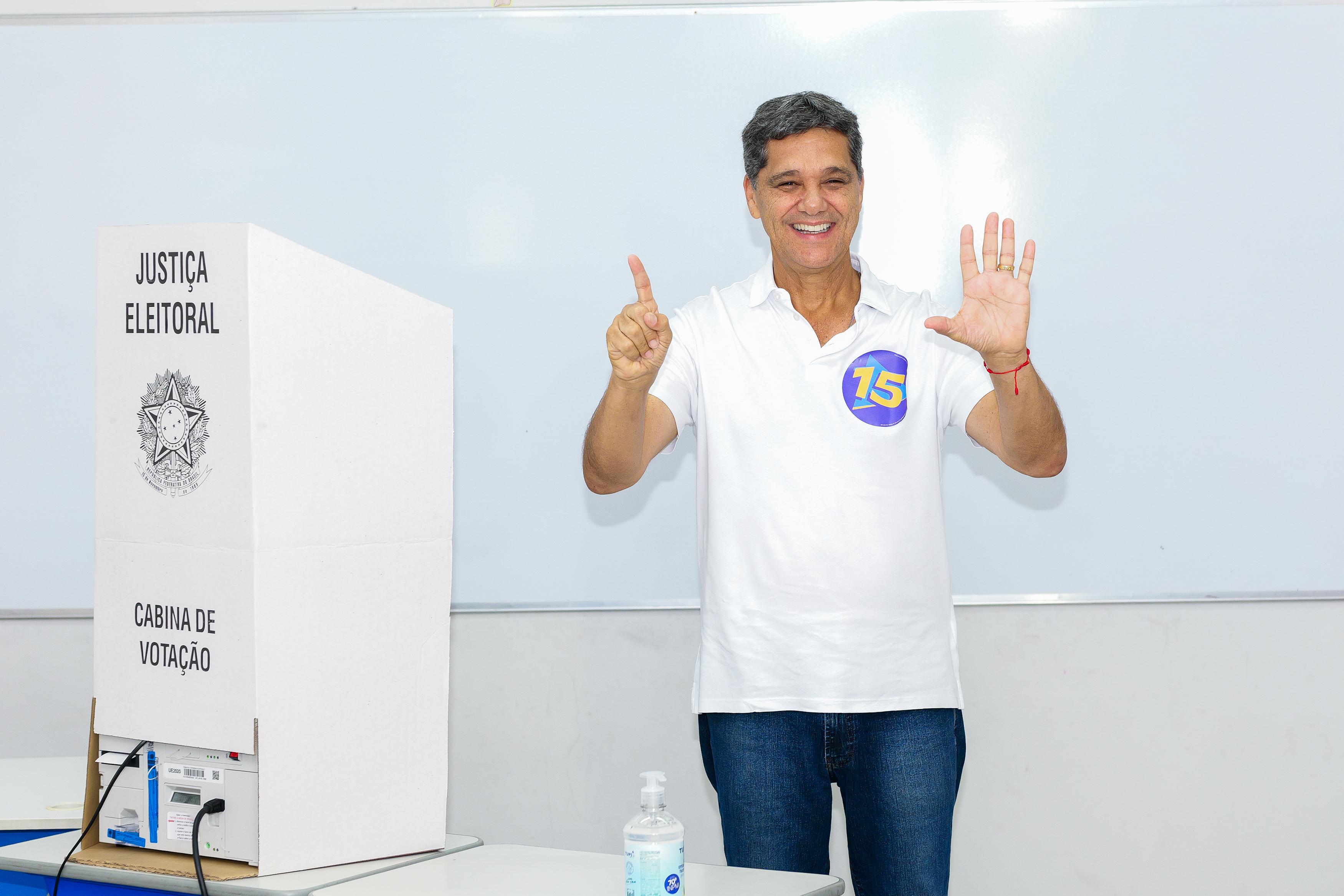 Ricardo Ferraço vota em Vitória em seção eleitoral na Praia do Canto