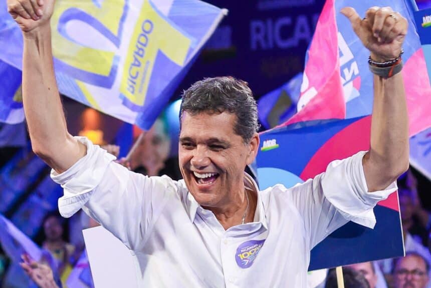 O governador Ricardo Ferraço em agenda pública durante campanha eleitoral no Espírito Santo.