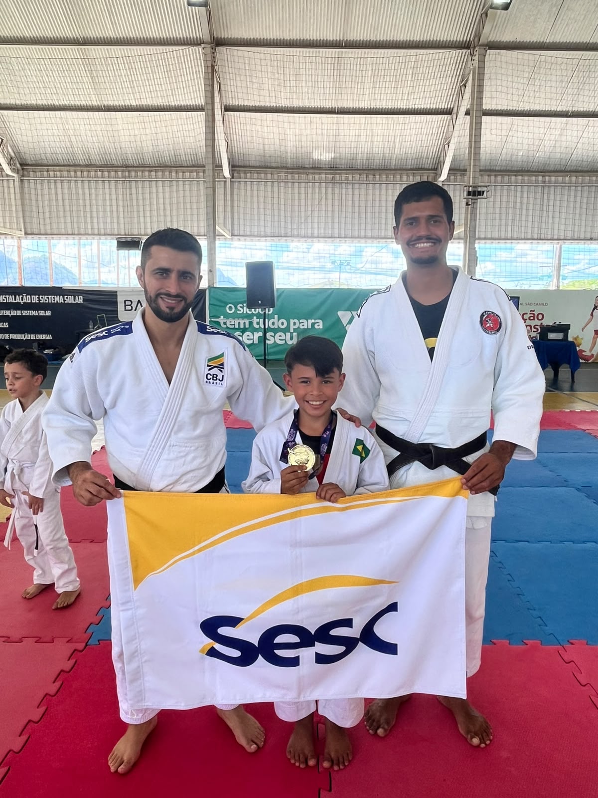 Atletas mirins de judô participando do Festival de Judô no Sesc Cachoeiro.