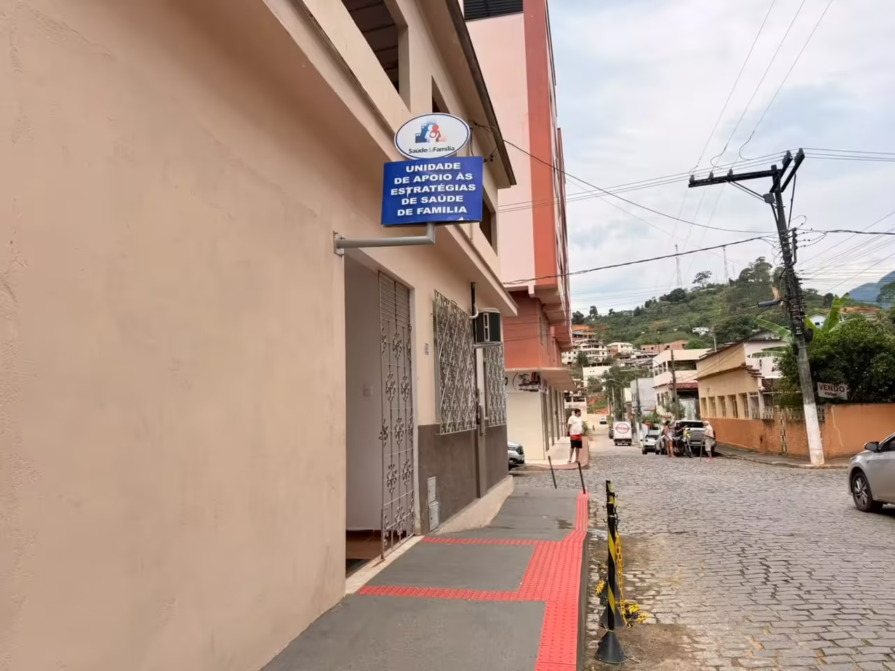 Sífilis, profissional realizando teste rápido gratuito no CTA em Alfredo Chaves.