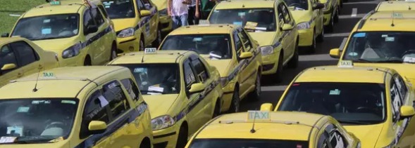 Taxistas em veículos de transporte profissional no Espírito Santo acompanhando proposta sobre combustíveis.