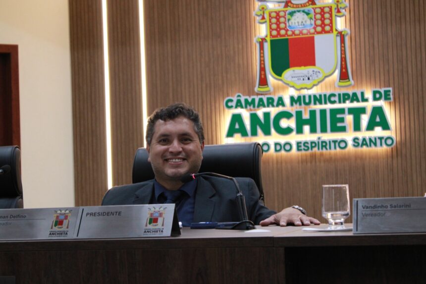 vereador Renan Delfino discursando na tribuna da Câmara Municipal de Anchieta durante sessão ordinária.